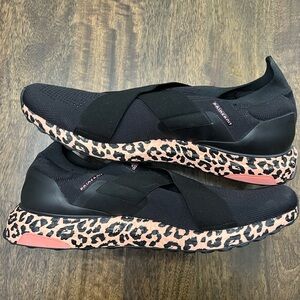 Adidas Black and Pink Athletic Shoes with Sleek Slip-On Design